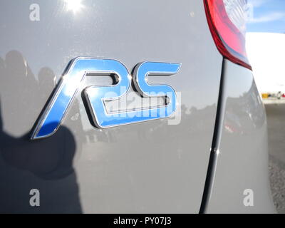 Ford Focus RS mk3 année modèle 2016 au circuit de Donnington Park race car show - illustré en couleur gris furtif montrant badge RS à l'arrière de la voiture Banque D'Images