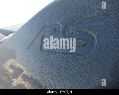 Ford Focus RS mk3 année modèle 2016 au circuit de Donnington Park race car show - illustré en couleur gris furtif - montrant arrière avec logo RS et l'humidité de la rosée du matin Banque D'Images