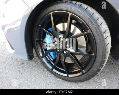 Ford Focus RS mk3 année modèle 2016 au circuit de Donnington Park race car show - illustré en couleur gris furtif - montrant close up de composants de frein et roue Banque D'Images