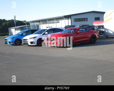 Ford Focus RS et mustang 5.0 présenté à Donnington Park race circuit à la journée nationale du club propriétaires RS - Vues avant et latérale Banque D'Images