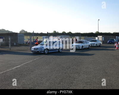 Ford Escort RS Cosworth et la Sierra Cosworth voitures montré à Donnington Park race circuit à la journée nationale du club propriétaires RS - entrant show avec motifs marshalls billetterie Banque D'Images