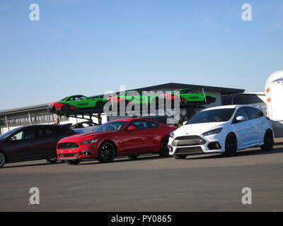 Ford Focus RS mk3 et mustang 5.0 litre indiqué à Donnington Park race circuit à la journée nationale du club propriétaires RS Banque D'Images