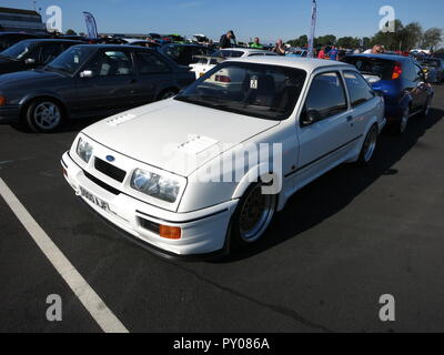 Ford Sierra RS Cosworth dans diamond white montré à Donnington Park race circuit à la journée nationale du club propriétaires RS - vue avant avec roues de rechange mk1 1re génération Banque D'Images