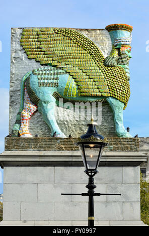 "L'ennemi invisible ne devrait pas exister" sur le quatrième Socle à Trafalgar Square, Londres, Angleterre, Royaume-Uni. En 2018. Conçu par Michael Rakowitz et fabriqués à partir de Banque D'Images