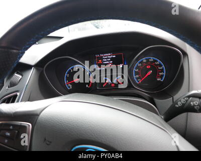 Ford Focus RS mk3 mise en gris à la RS OWNERS CLUB journée nationale au circuit de Donnington Park - montrant close up of drivers voir y compris l'affichage tableau de bord Banque D'Images