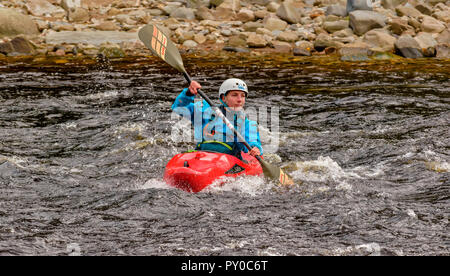 Rivière SPEY SCOTLAND EN AUTOMNE SALTO ROUGE KAYAK EAU VIVE ROCKY SHORE Banque D'Images