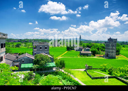 Une vue sur les tours de Kaiping Scenic Area et Daiolou site du patrimoine mondial de Kaiping Chine lors d'une journée ensoleillée. Banque D'Images