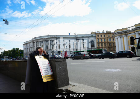 Une femme plus âgée avec de la publicité à l'entrée du métro. La perspective Nevski est la rue principale de la ville de Saint-Pétersbourg, en Russie, du nom de t Banque D'Images