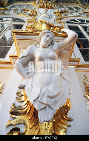 Statue. Grand escalier du Palais d'hiver. Le Musée de l'Ermitage. Saint Petersburg, Russie, Nord-Ouest. Banque D'Images