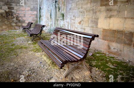 Banc, église, endroit isolé, à l'extérieur. Palma de Majorque, endroit effrayant, spooky, déserté, abandonné, désert, abandonné, solitaire, murs, manquant, atmo Banque D'Images