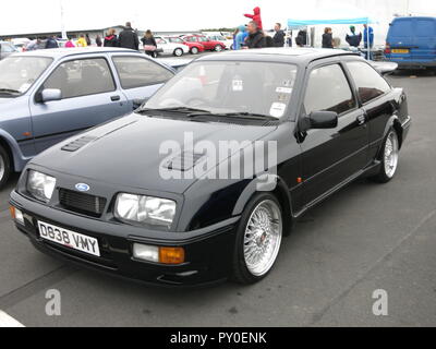 Ford Sierra RS Cosworth en noir montré à Donnington Park race circuit à la journée nationale du club propriétaires RS - vue avant avec roues en alliage non standard de rechange mk1 1re génération Banque D'Images