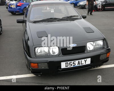 Ford Sierra RS Cosworth en noir montré à Donnington Park race circuit à la journée nationale du club propriétaires RS - vue avant avec roues en alliage non standard de rechange mk1 1re génération Banque D'Images