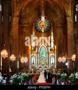 Jeune couple de se marier dans l'église de San Sebastian, Manille, Philippines Banque D'Images