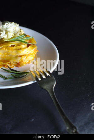 Les nids de spaghetti et boulettes de poulet avec sauce à la crème aigre Banque D'Images