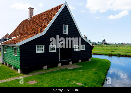 Zaanse Schans - 20 mai : une façade d'une vieille maison à Zaanse Schans, le 20 mai 2017. Zaanse Schans est un site classé au patrimoine mondial Banque D'Images