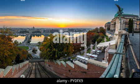 Budapest, Hongrie - Budapest Castle Hill funiculaire (Budavari Siklo) voie et le château de Buda Palais Royal au lever du soleil. Pont à chaînes Széchenyi, rivière Danub Banque D'Images