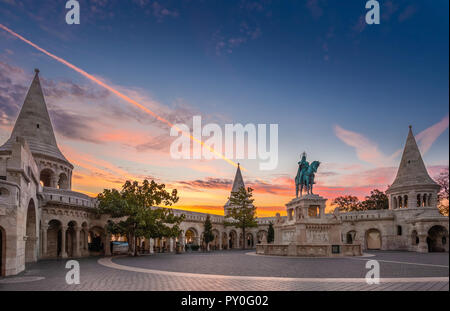 Budapest, Hongrie - Halaszbastya (Halaszbastya) et statue de Stephen I. aux couleurs Ciel et nuages au lever du soleil Banque D'Images