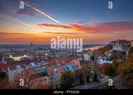 Budapest, Hongrie - Vue Aérienne Vue sur l'horizon de Budapest au lever du soleil avec de beaux ciel coloré et feuillage d'automne Banque D'Images