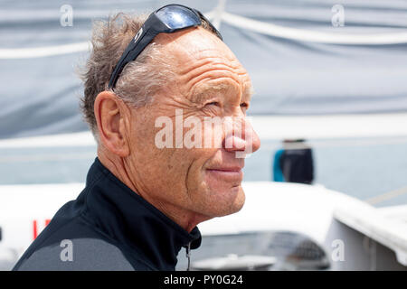 À bord du trimaran IDEC skippé par Francis Joyon SPORT, prépare à prendre part à la Route du Rhum destination Guadeloupe, la quarantième édition de qui commence de Saint-Malo le 4 novembre, La Trinite-sur-Mer, Bretagne, France Banque D'Images