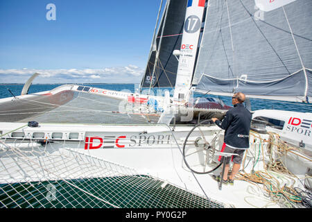 À bord du trimaran IDEC skippé par Francis Joyon SPORT, prépare à prendre part à la Route du Rhum destination Guadeloupe, la quarantième édition de qui commence de Saint-Malo le 4 novembre, La Trinite-sur-Mer, Bretagne, France Banque D'Images