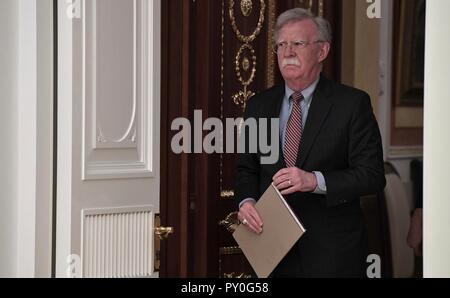 Le conseiller à la sécurité nationale américain John Bolton arrive de rencontrer le président russe Vladimir Poutine au Kremlin, le 23 octobre 2018 à Moscou, Russie. Banque D'Images