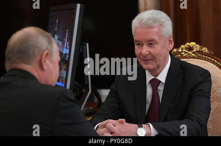 Le président russe Vladimir Poutine, à gauche, tient une réunion avec le maire de Moscou Sergueï Sobianine au Kremlin, le 22 octobre 2018 à Moscou, Russie. Banque D'Images