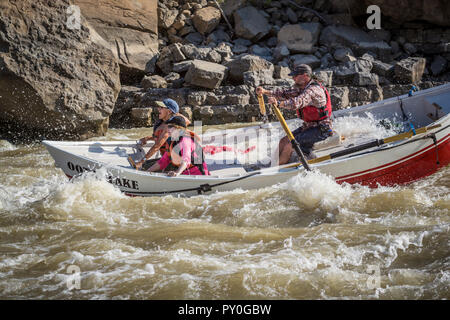 Homme et deux femmes de la voile à travers rapides de Green River à Desolation Canyon, Utah, USA Banque D'Images