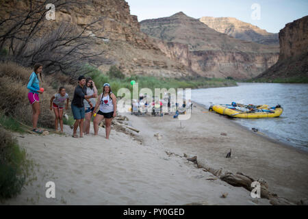 Un groupe de personnes qui jouent de la pétanque au camp sur un voyage de rafting, Green River, la Désolation/Gris section Canyon, Utah, USA Banque D'Images