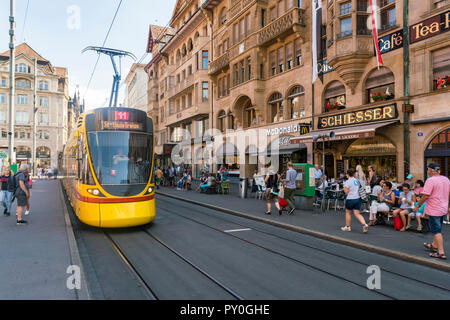 Rue ville surpeuplée avec station de tram à Marktplatz, Bâle, Suisse Banque D'Images