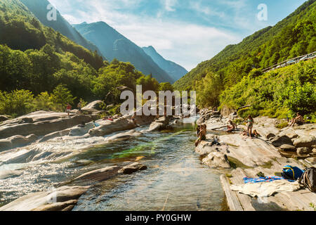 Mountainscape avec forêt et grimpeurs se reposer près de rivière, Â Â Valle Verzasca, Tessin, Suisse Banque D'Images
