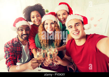 Heureuse équipe célébrer Noël au party de bureau Banque D'Images