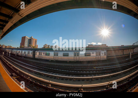 Un 'G' train arrive à la Quatrième Avenue de la station de métro élevée dans le quartier Park Slope de New York le dimanche, Octobre 21, 2018. (© Richard B. Levine) Banque D'Images