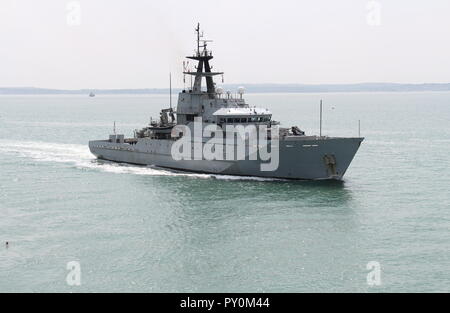 La Royal Navy navire de patrouille au large des côtes, le HMS Mersey arrivant à son port de Portsmouth, Royaume-Uni le 24 juillet 2018. Banque D'Images