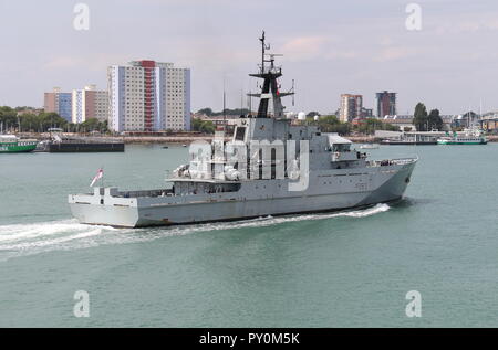 La Royal Navy navire de patrouille au large des côtes, le HMS Mersey arrivant à son port de Portsmouth, Royaume-Uni le 24 juillet 2018. Banque D'Images