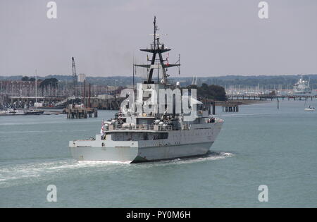 La Royal Navy navire de patrouille au large des côtes, le HMS Mersey arrivant à son port de Portsmouth, Royaume-Uni le 24 juillet 2018. Banque D'Images