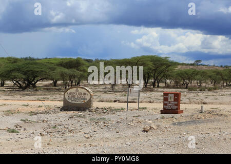 Deux signes de l'autoroute A2 au Kenya avec des directions pour le Sarova Shaba Lodge dans la réserve nationale de Shaba au Kenya. Banque D'Images