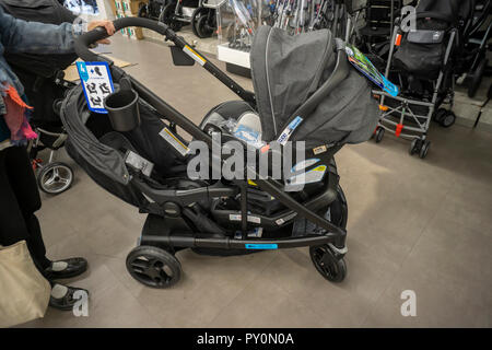 Graco une poussette de bébé avec d'autres marques dans un magasin dans la région de New York le mardi, Octobre 23, 2018. (Â© Richard B. Levine) Banque D'Images