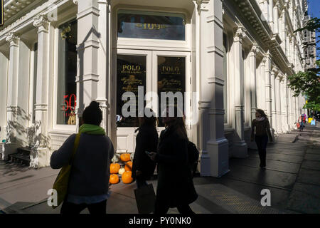 Les piétons passer le magasin Ralph Lauren dans le quartier Soho de New York le jeudi 18 octobre, 2018. Le Ralph Lauren Corp. doit publier ses résultats du deuxième trimestre Le 6 novembre avant la cloche. (Â© Richard B. Levine) Banque D'Images