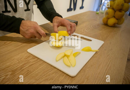 Variété d'opale les pommes sont l'étoile de l'Broetje Orchards" sur Orchard Street dans le quartier Lower East Side de New York , vu le samedi 20 octobre 2018. Le menu local met en évidence la variété d'opale qui est d'Apple et non OGM résistante au brunissement. Vergers Broetje détient les droits exclusifs pour développer et distribuer cette variété qui est un croisement entre Golden Delicious et les variétés de Topaze. (Â© Richard B. Levine) Banque D'Images