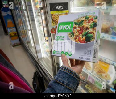 Un client choisit un paquet de Pinnacle Foods marque EVOL Dîner congelé dans un supermarché de New York le mardi, Octobre 23, 2018. (Â© Richard B. Levine) Banque D'Images