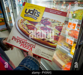 Un client choisit un paquet de Pinnacle Foods marque Udi's pizza congelée sans gluten dans un supermarché de New York le mardi, Octobre 23, 2018. (Â© Richard B. Levine) Banque D'Images