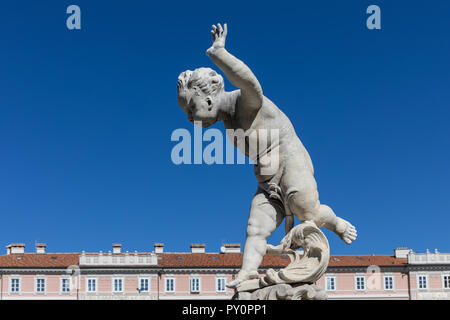 Sculpture intitulée Giovanin en haut de la fontaine de piazza Ponterosso, Trieste, Italie Banque D'Images