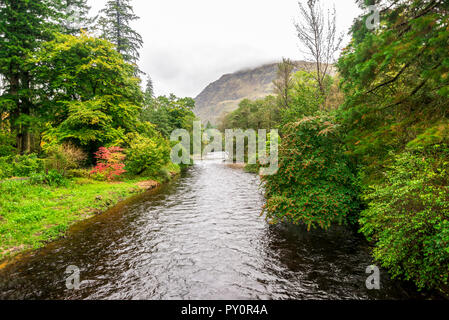 River Eachaig avec une montagne sur un arrière-plan, le Loch Lomond et le Parc National des Trossachs, Ecosse Banque D'Images
