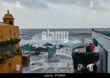 Forte de São Tiago et fort vagues se briser à Funchal Banque D'Images