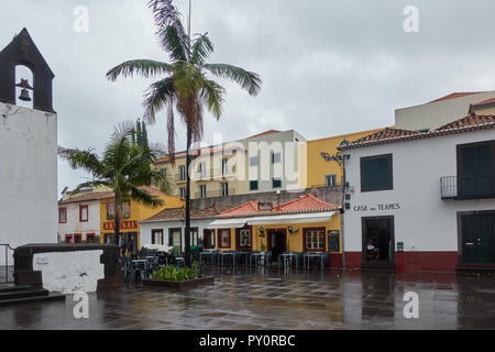 Square à Funchal, Madère avec restaurants et Capela do Corpo Santo chapelle Banque D'Images