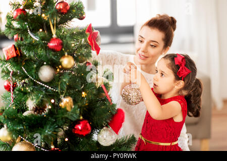 Happy Family decorating Christmas Tree at home Banque D'Images