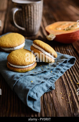 Potiron sucré biscuits sandwich farci au fromage à la crème Banque D'Images