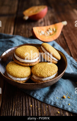 Potiron sucré biscuits sandwich farci au fromage à la crème Banque D'Images