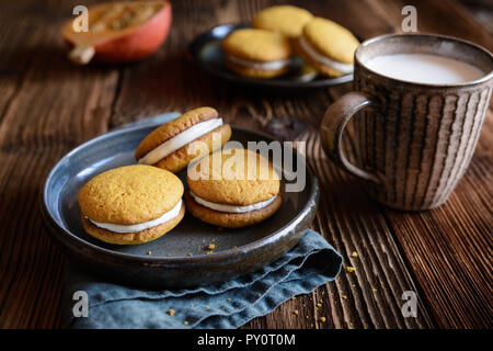 Potiron sucré biscuits sandwich farci au fromage à la crème Banque D'Images