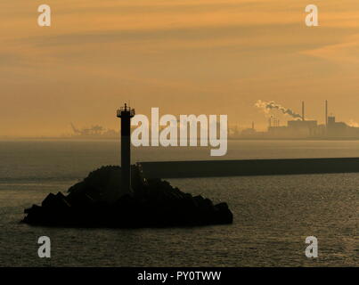 AJAXNETPHOTO. DUNKERQUE, FRANCE. - COMPLEXE INDUSTRIEL - VU DE L'ENTRÉE DU PORT DANS LA LUMIÈRE TÔT LE MATIN. PHOTO:JONATHAN EASTLAND/AJAX REF:GX8 181909 322 Banque D'Images